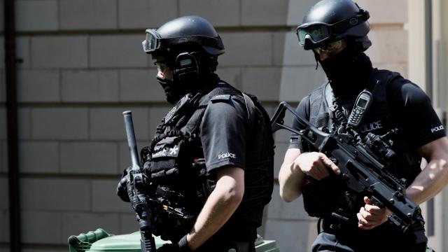 Policías armados en una zona residencial de Manchester.