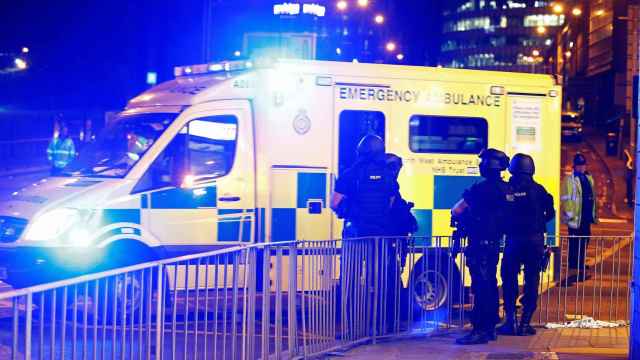 Agentes de policía junto a una ambulancia en el Manchester Arena.
