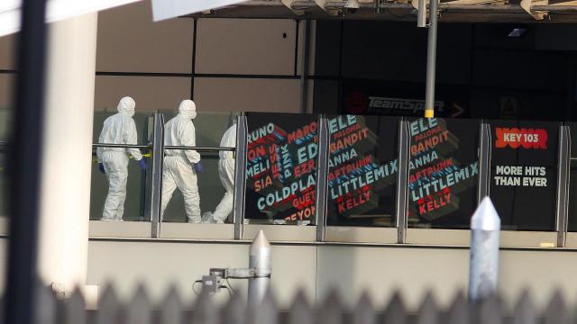 Policía científica en las instalaciones del Manchester Arena.