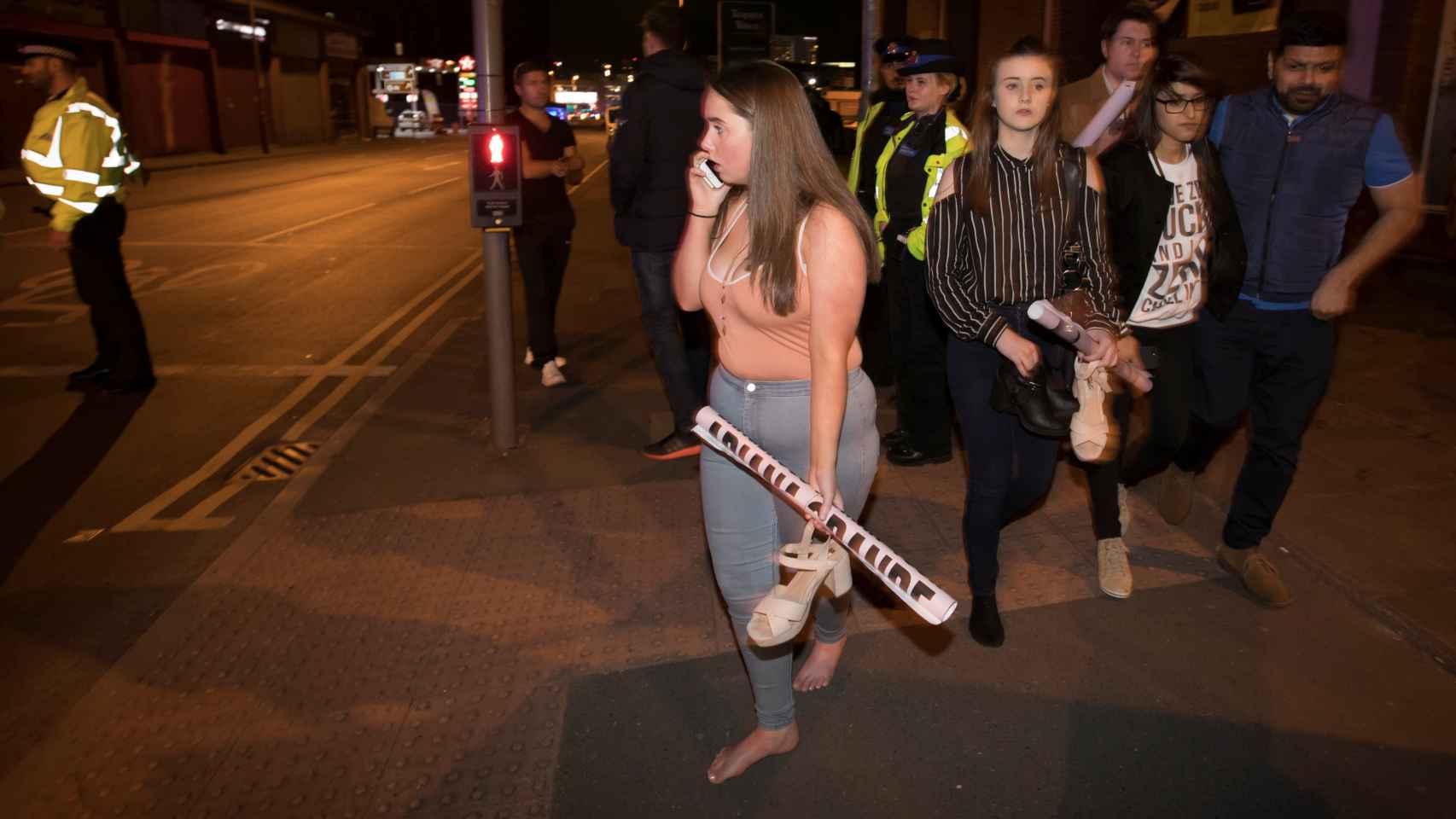 Algunos de los asistentes al concierto de Ariana Grande en el Manchester Arena, en la calle después de producirse el atentado.