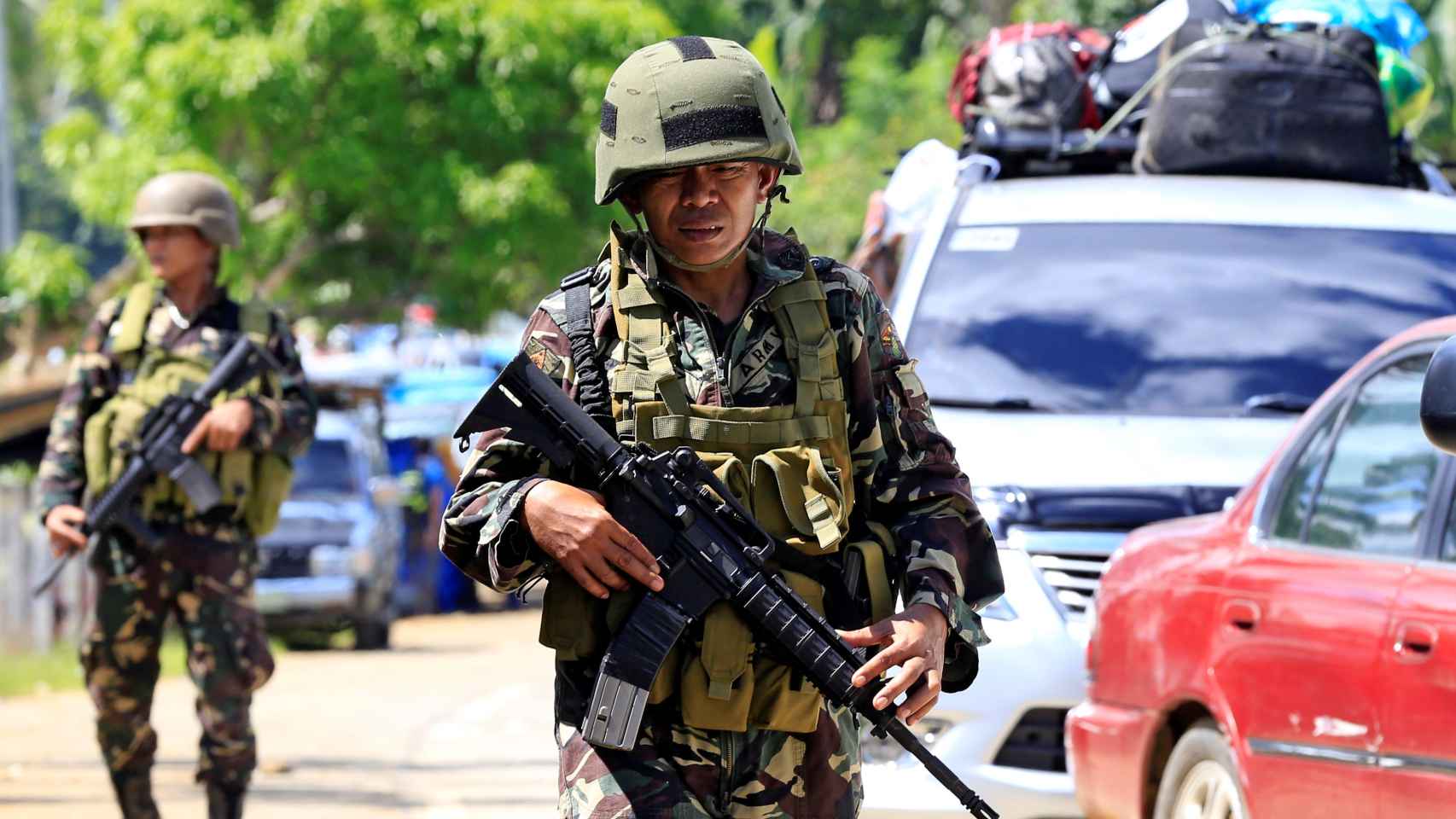Control militar en una carretera de Pantar, Filipinas