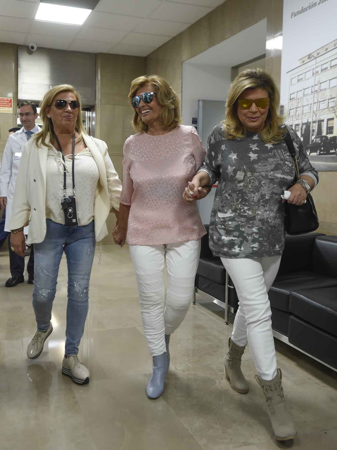 María Teresa Campos con sus hijas Terelu y Carmen a su salida del hospital.