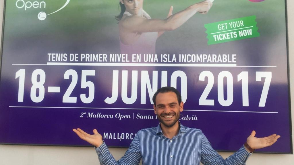 Torralba, posando frente a uno de los carteles de torneo.