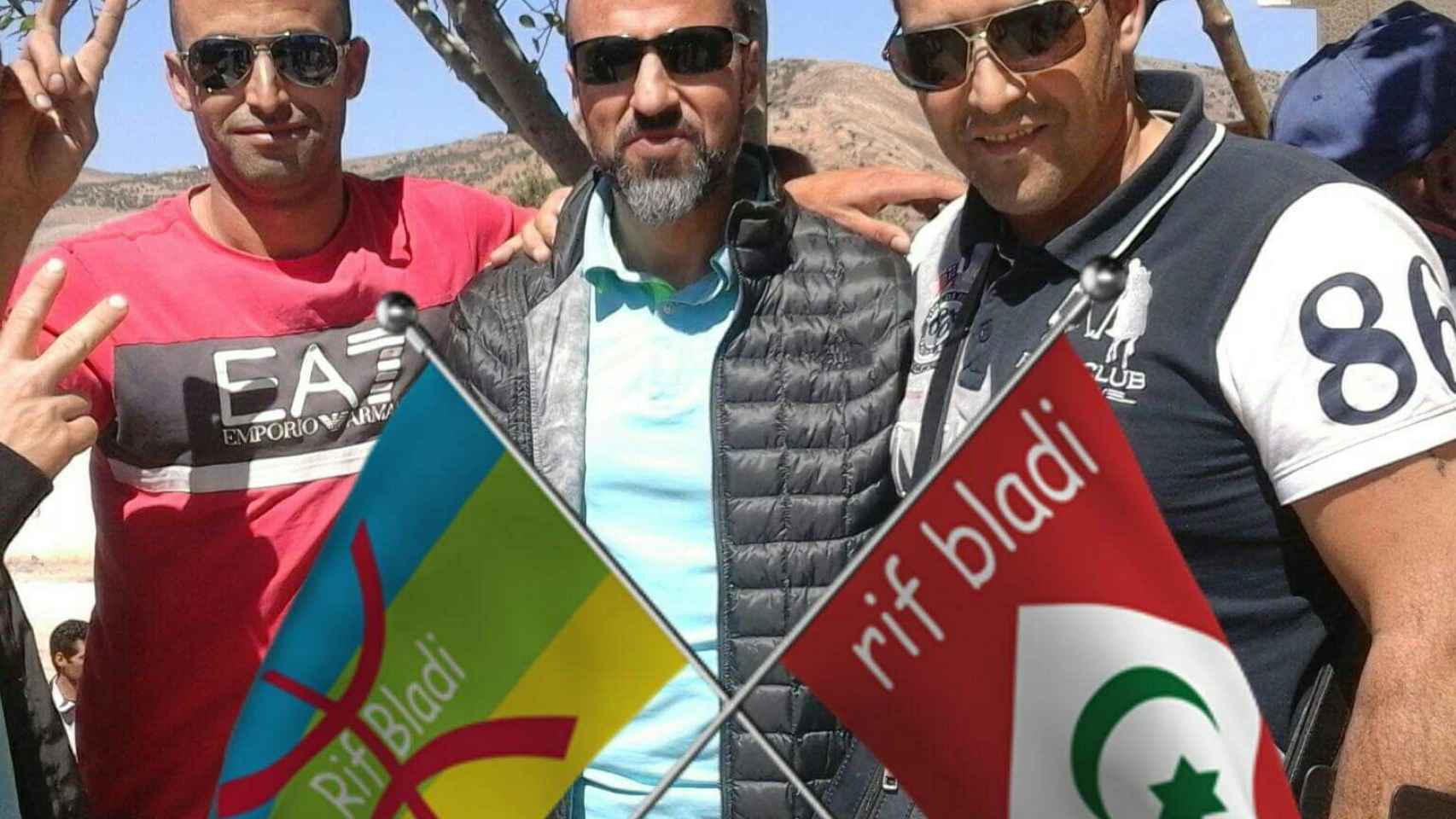 A la izquierda, la bandera amazigh (bereber), a la derecha la de la extinta República del Rif con la leyenda Rif Bladi (Rif mi país)