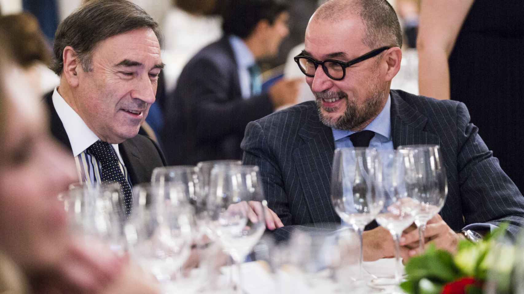Pedro J. Ramírez, director de EL ESPAÑOL, y Andrés Rodríguez, presidente y editor de Spain Media, durante la cena.