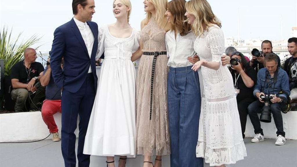 Colin Farrell junto al reparto femenino de la película de Sofía Coppola.