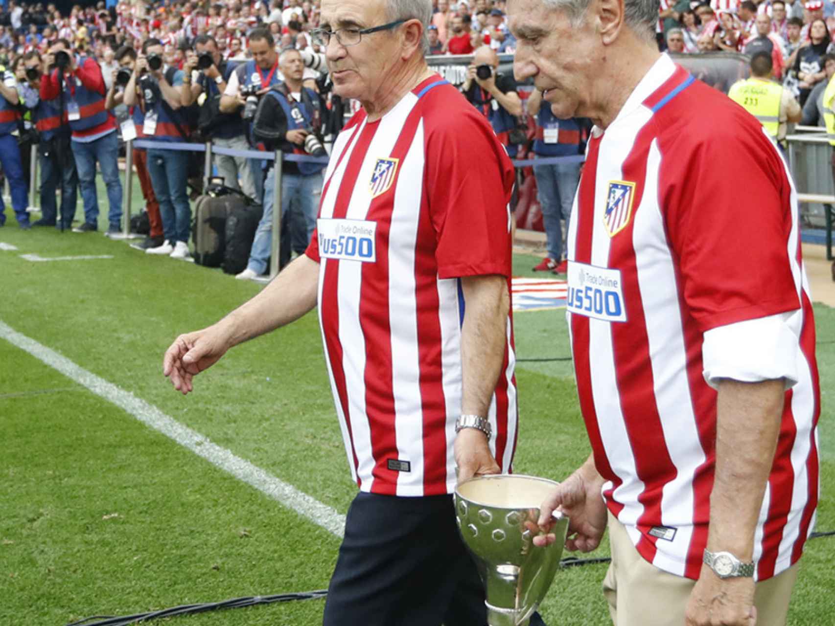 Javier Irureta y José Eulogio Gárate saltan al césped en el homenaje al Calderón.