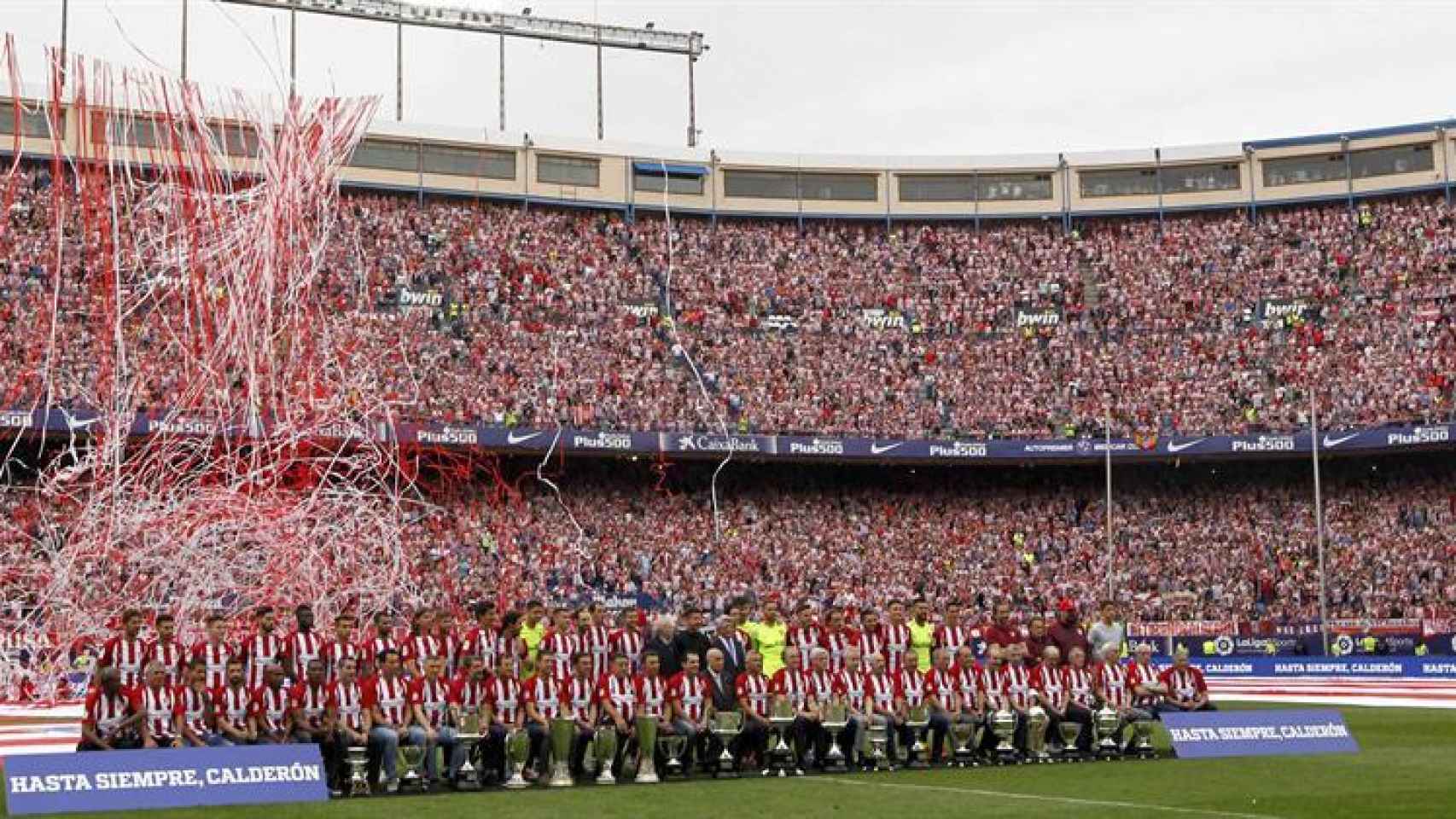 Los veteranos y los jugadores actuales en el último partido oficial del Calderón.