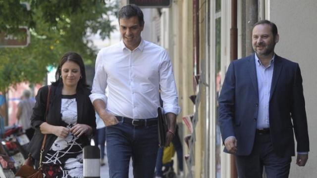 Pedro Sánchez junto a sus colaboradores, el miércoles pasado en Ferraz.