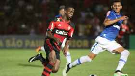 Vinicius regateando con el Flamengo. Foto: flamengo.com