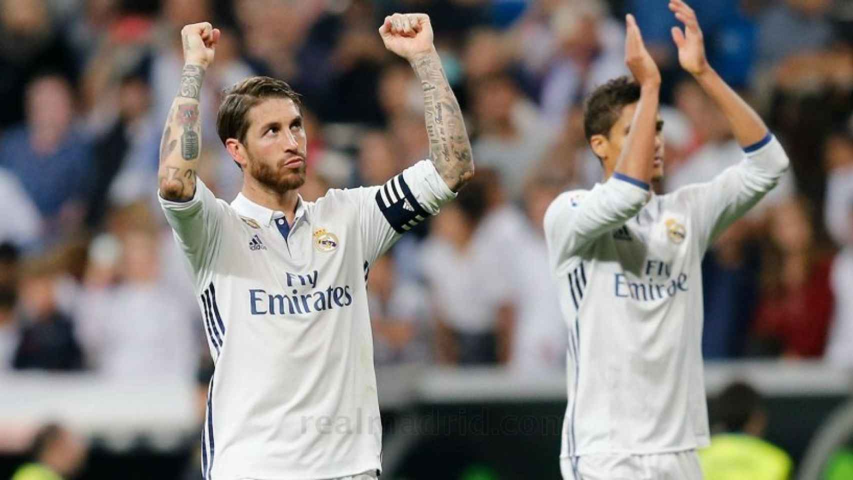 Ramos agradece el apoyo a la grada. Foto: Pedro Rodríguez / El Bernabéu