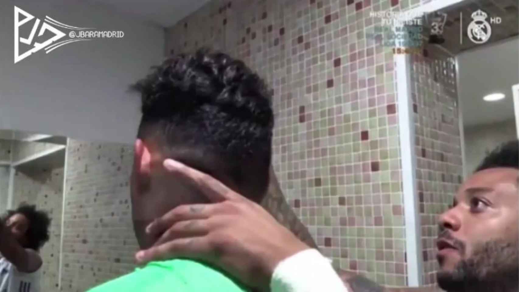 Marcelo corta el pelo de Keylor Navas