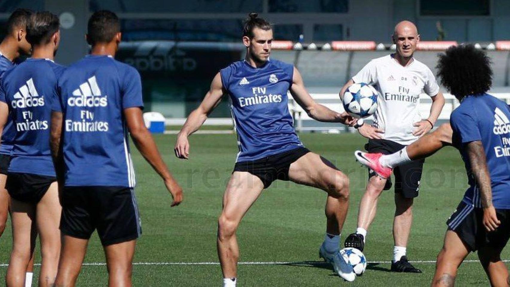 Bale se ejercita con el grupo para estar en Cardiff