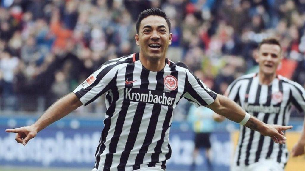 Marco Fabián celebra un gol en el Eintratch. Foto. Twitter (@marcofabian_10)