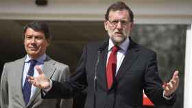El presidente del Gobierno, Mariano Rajoy, junto al expresidente madrileño, Ignacio González.