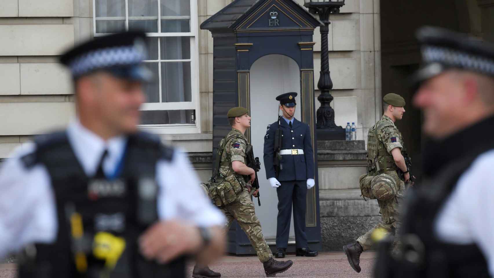 Soldados y policías patrullan las calles de Londres este miércoles