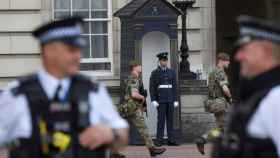 Soldados y policías patrullan las calles de Londres este miércoles