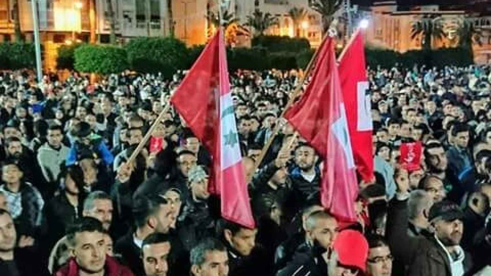 Una de las manifestaciones de Alhucemas, con banderas de la extinta República del Rif.