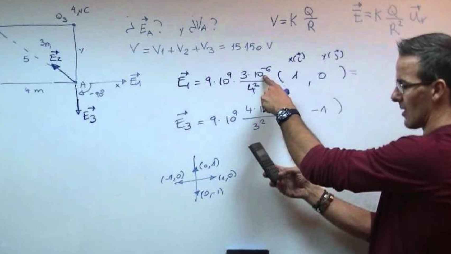 Un profesor explica una fórmula matemática.
