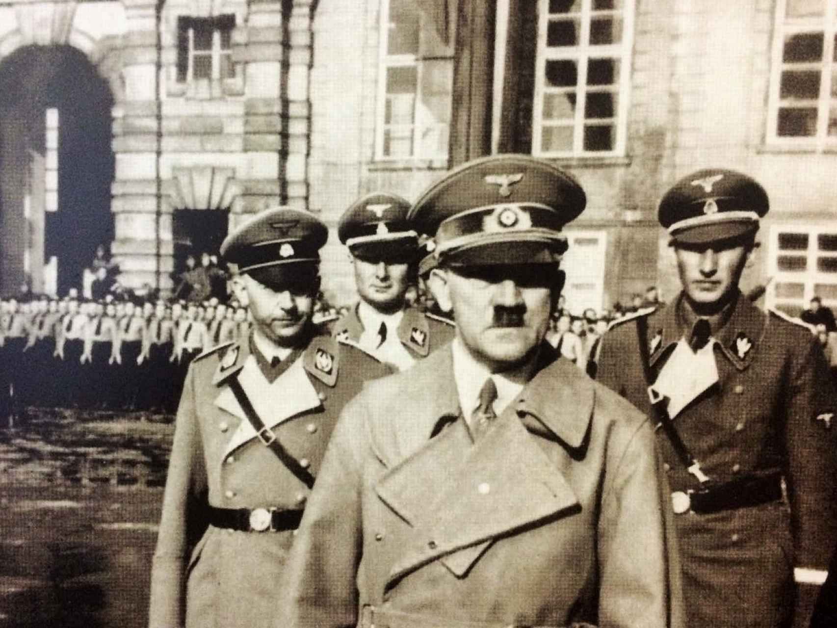 En primer plano, Adolf Hitler, y detrás, a la derecha, Heydrich, en una visita al castillo de Praga.