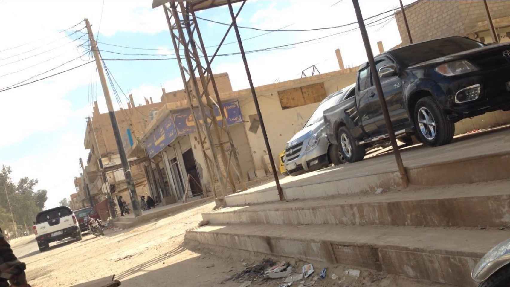 Concesionario de vehículos extranjeros en una calle de Al-Mayadin, en Siria.