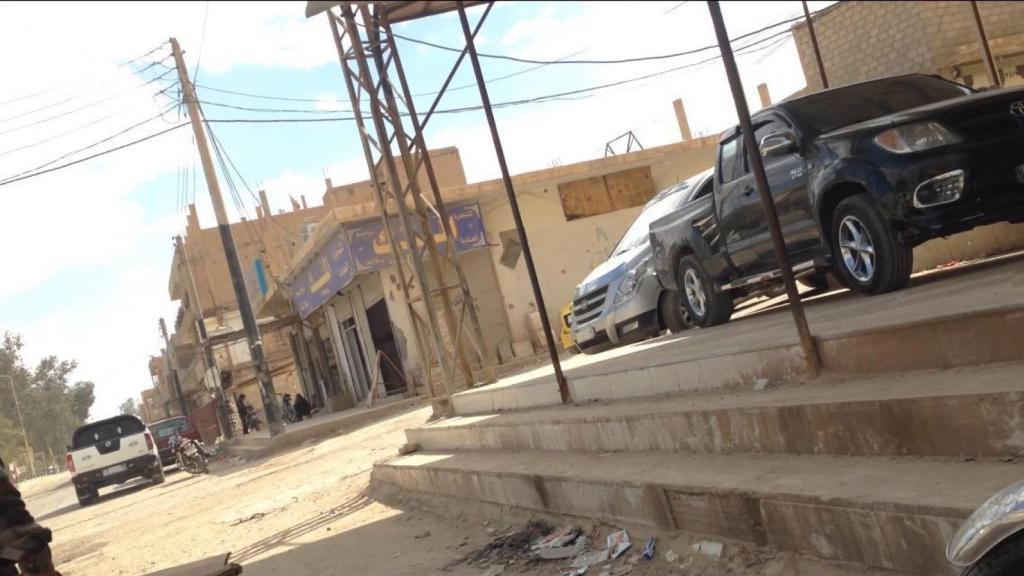 Concesionario de vehículos extranjeros en una calle de Al-Mayadin, en Siria.