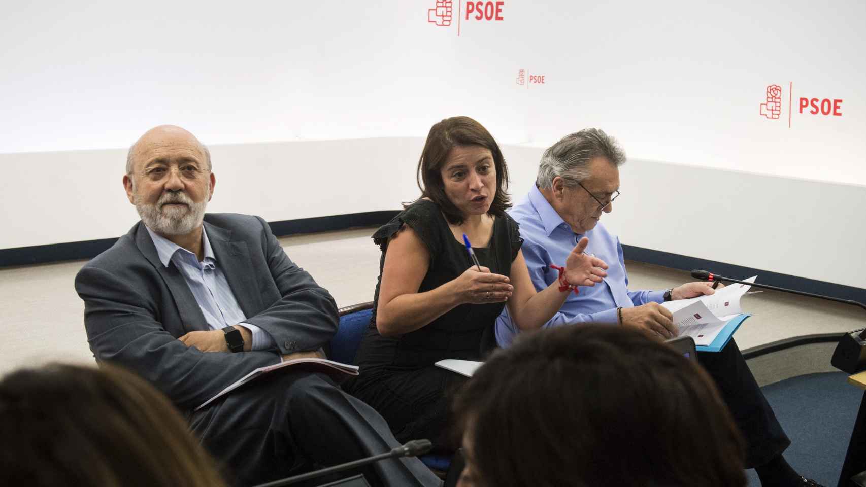 Los socialistas Adriana Lastra, Manuel Escudero y José Félix Tezanos, durante la presentación de las enmiendas al documento marco del 39 congreso federal del PSOE.