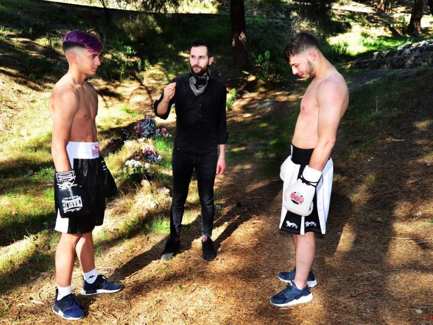 Omar Jerez junto a los dos boxeadores.