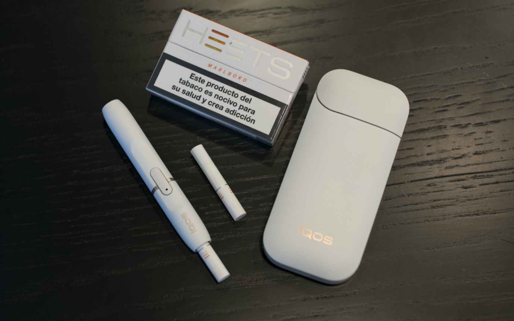 El dispositivo Iqos para calentar el cigarro, para fumarlo, y la cajetilla.
