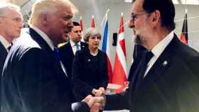 Trump y Rajoy se saludan en Bruselas.