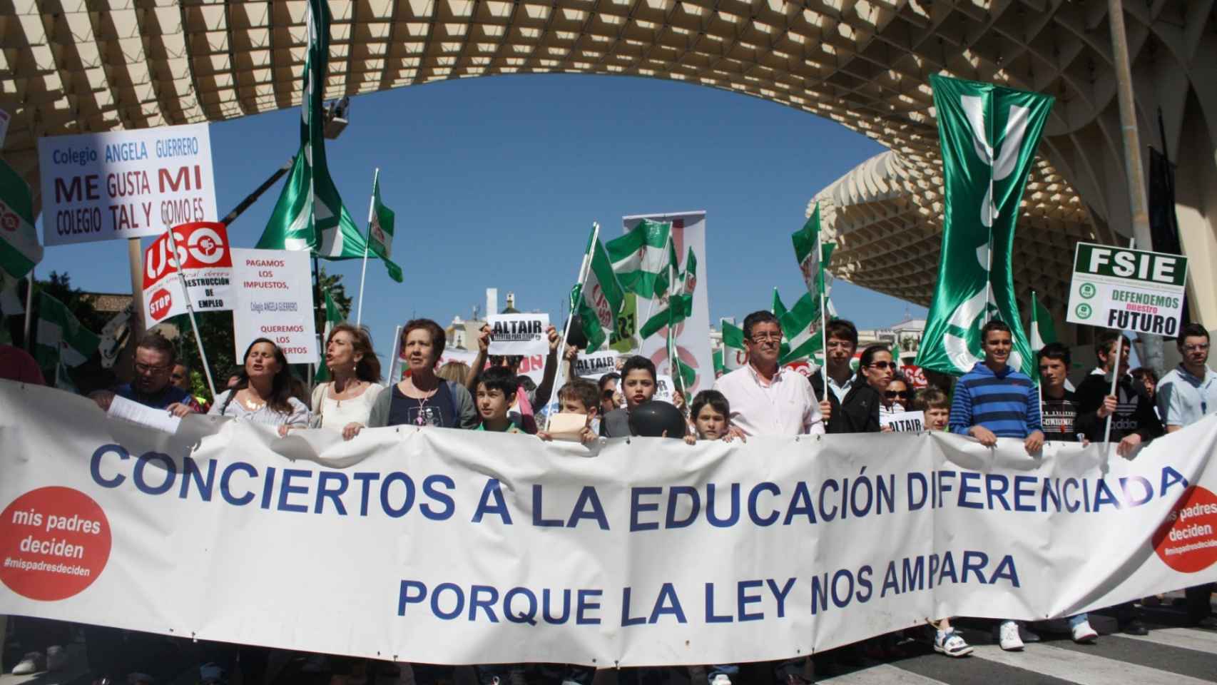 Manifestación  contra la decisión de la Junta de Andalucía de retirar el concierto