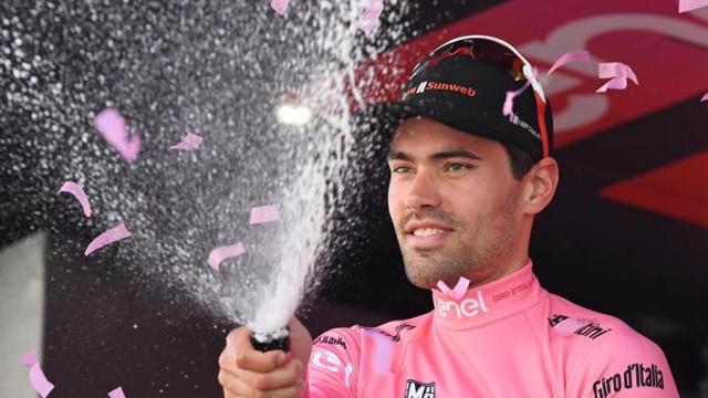 Dumoulin, con la maglia rosa.