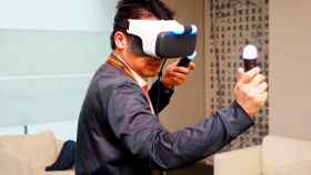 Un usuario probando unas gafas de realidad virtual de HTC.
