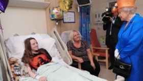 La monarca británica durante su visita al hospital infantil de Manchester