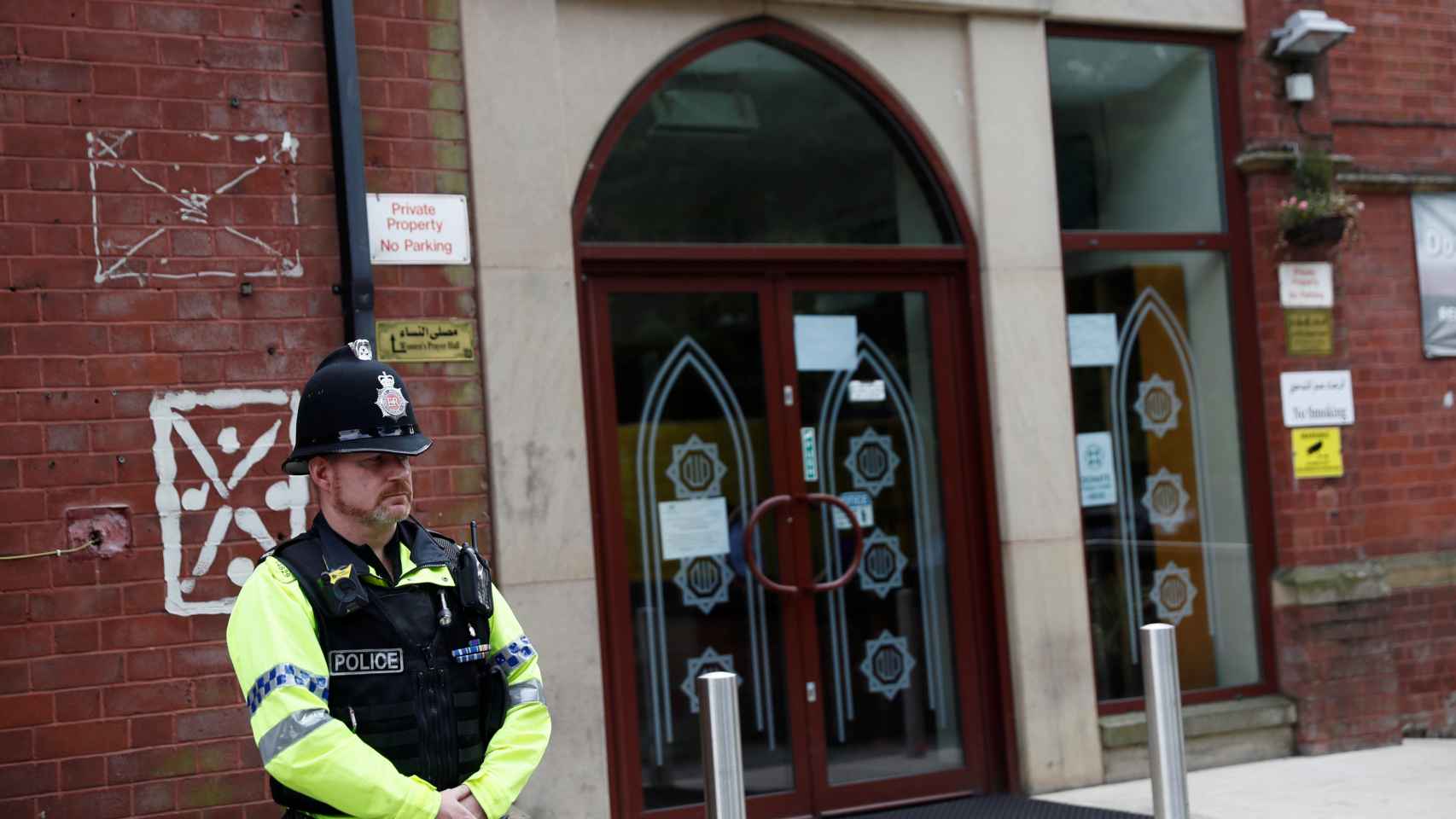 Un policía frente a una de las mezquitas de Manchester.