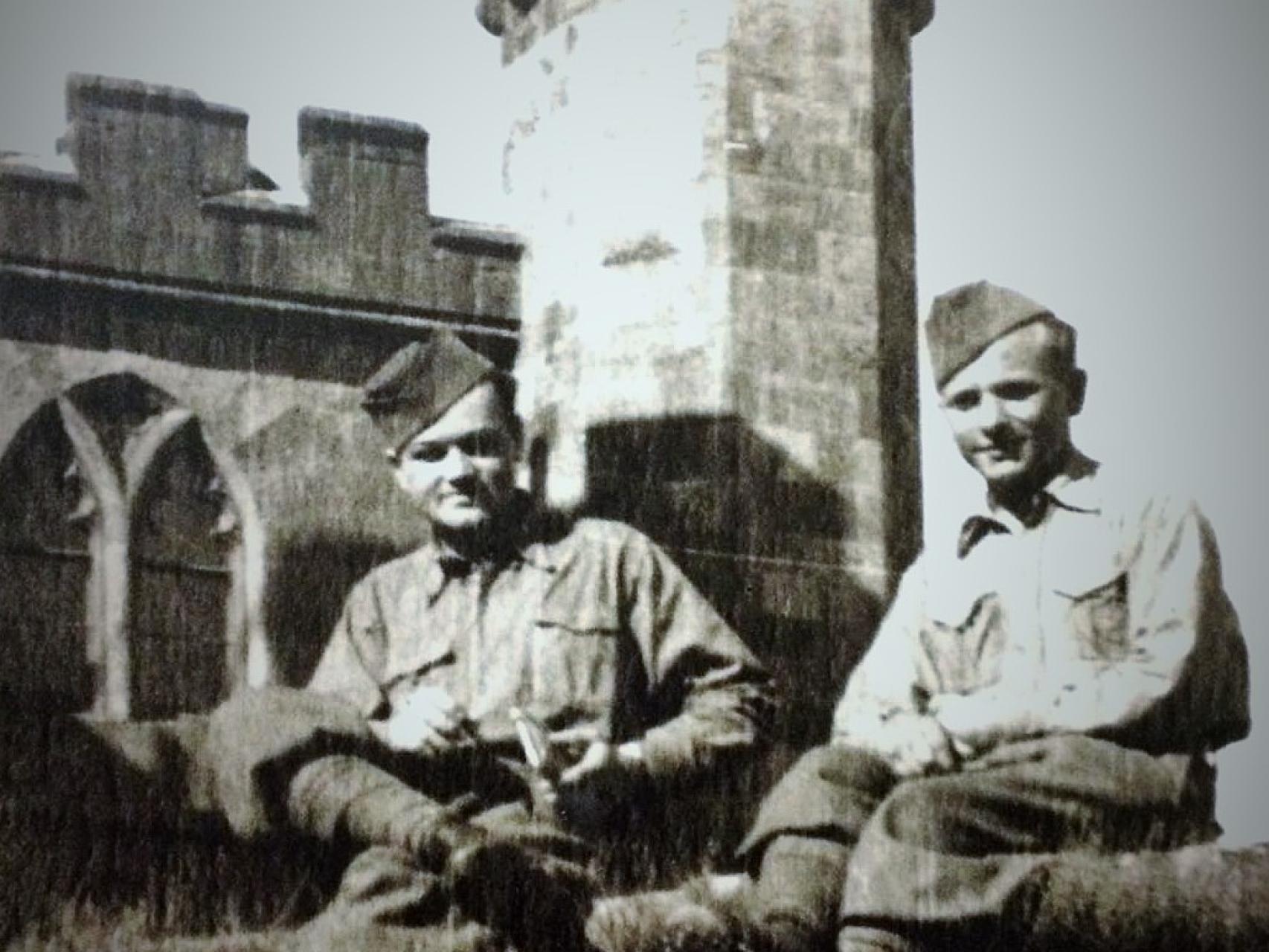 Jozef Gabčík y Jan Kubiš en el castillo de Cholmondeley, en el Reino Unido.