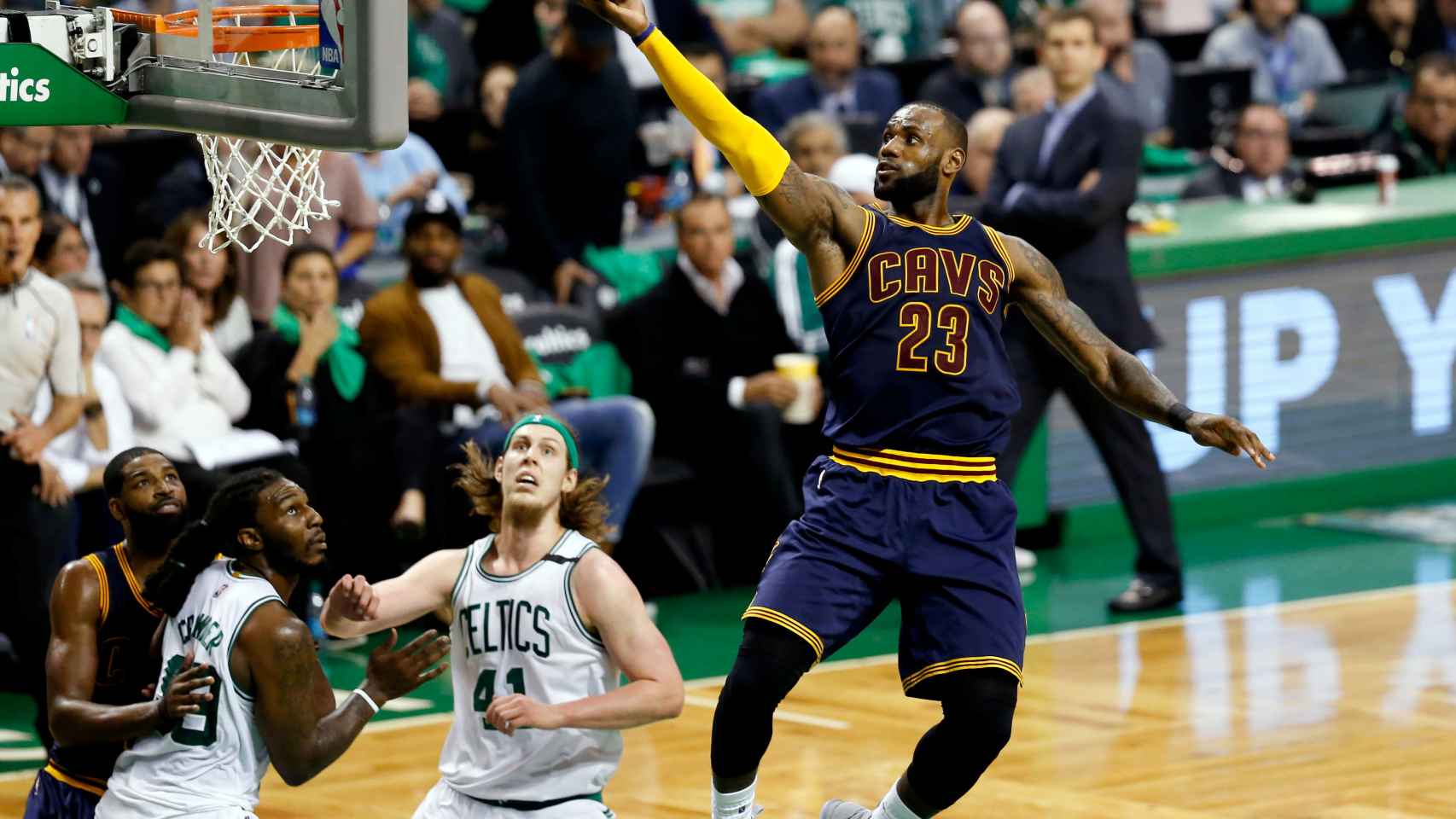 LeBron James deja una bandeja ante los Celtics.