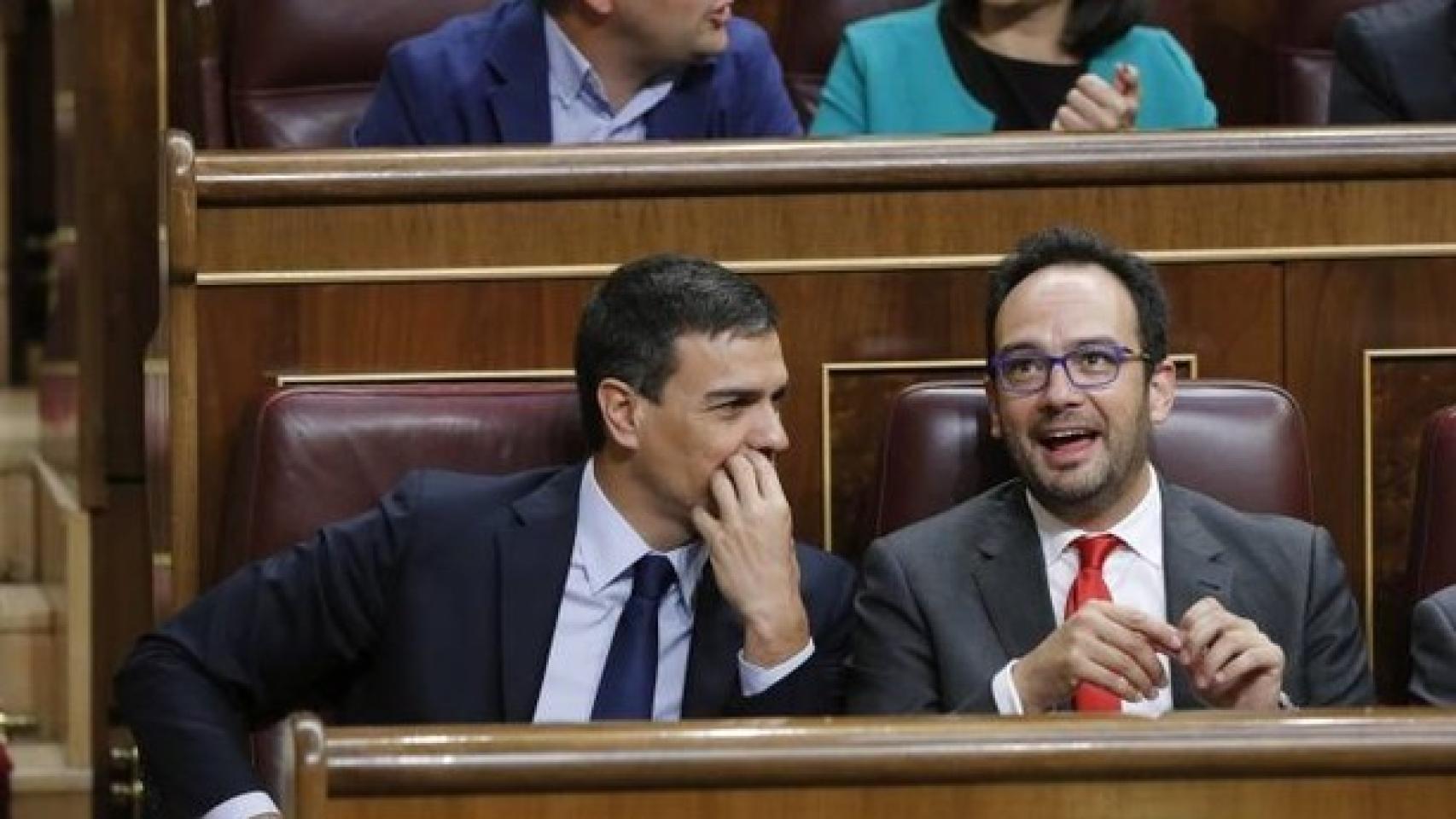 Pedro Sánchez y Hernando juntos en el Congreso