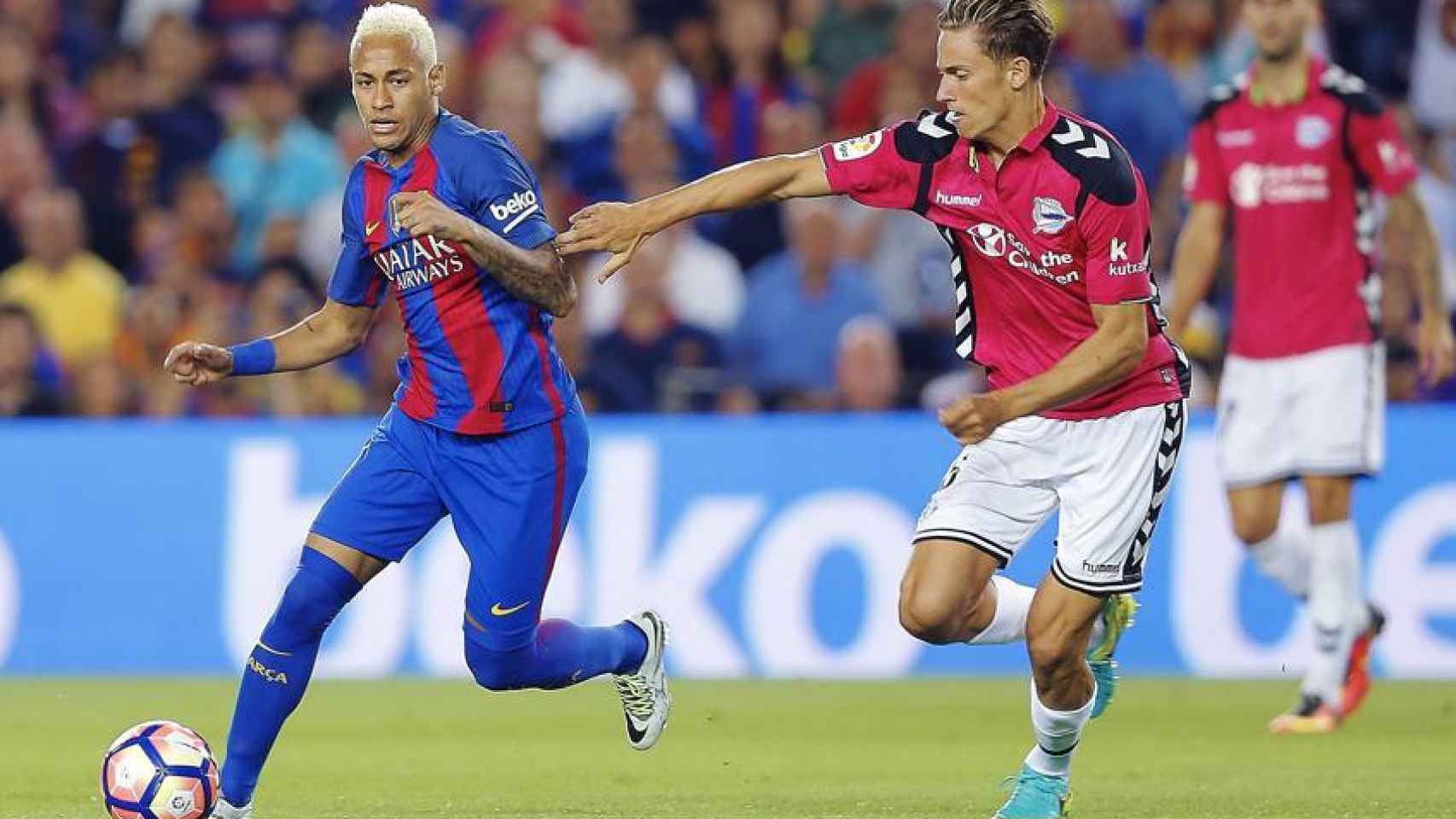 Neymar y Llorente disputan un balón en el partido de Liga entre Barcelona y Alavés.
