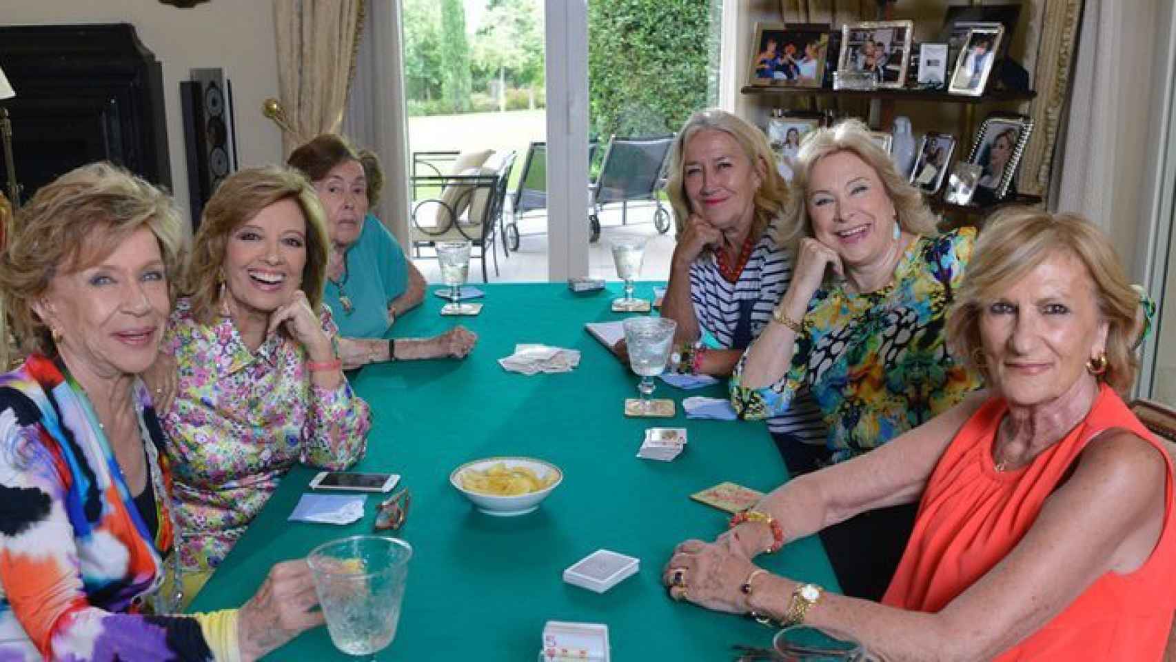 Las amigas de María Teresa Campos, con Mayte en el centro del lado derecho de la imagen,  jugando a las cartas.