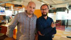 Fernando Ruso y Pepe Barahona, ganadores del Tiflos de Periodismo de la ONCE, en la redacción de EL ESPAÑOL.