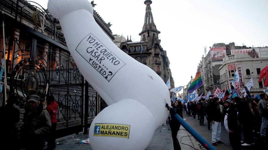 Un pene gigante para reivindicar el matrimonio homosexual.