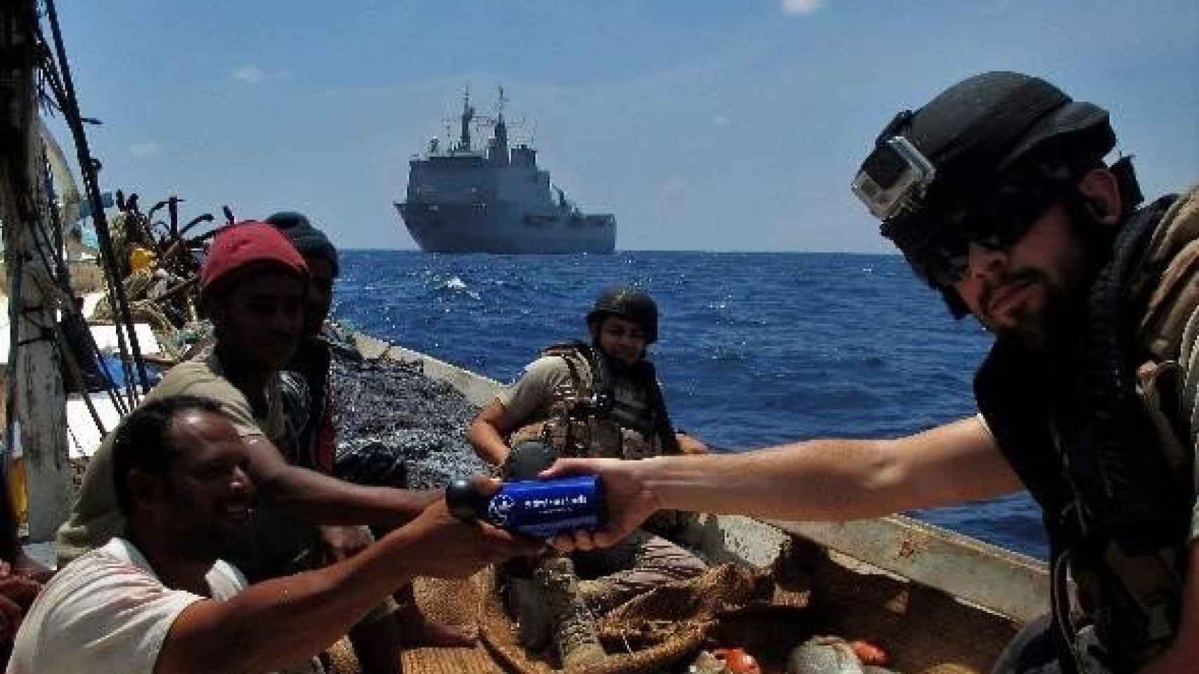 Aproximación de los efectivos del Galicia a un barco pesquero somalí.