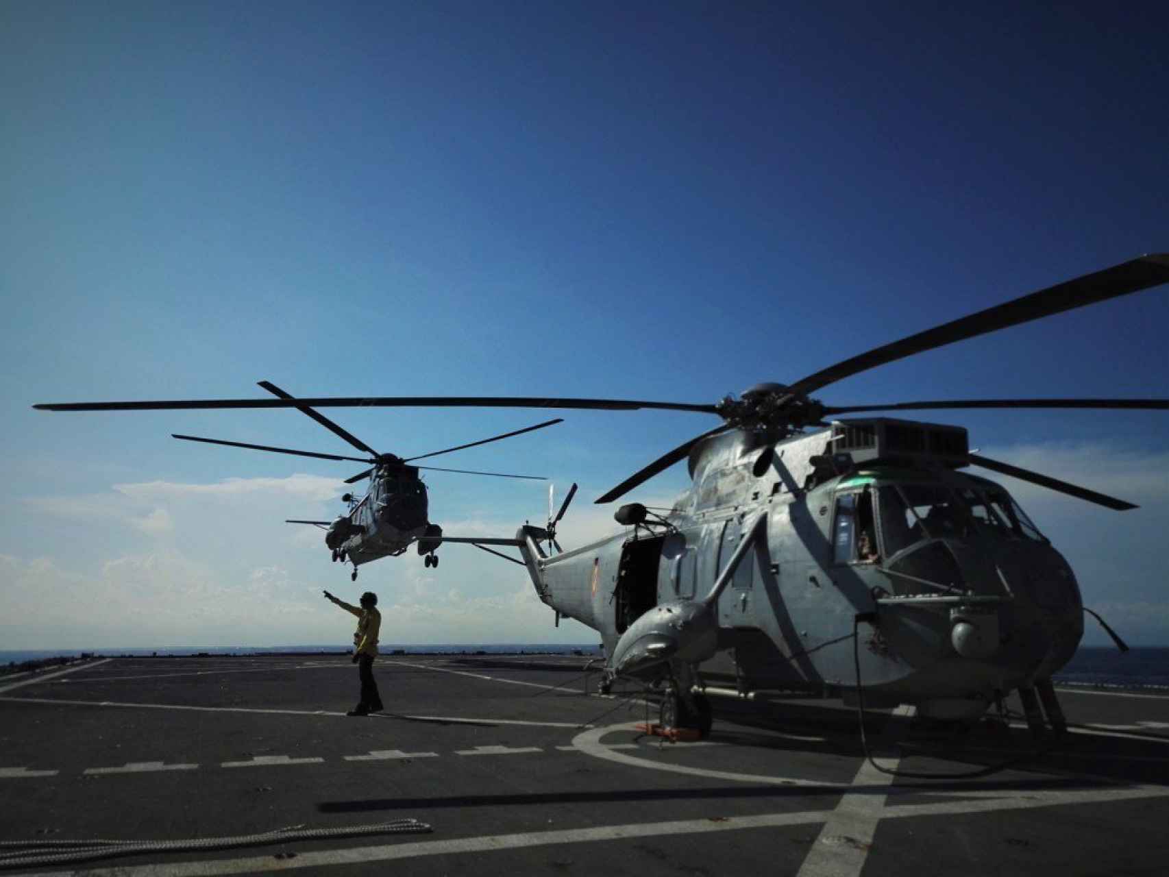 Dos helicópteros y dos aviones no tripulados complementan la labor del Galicia.