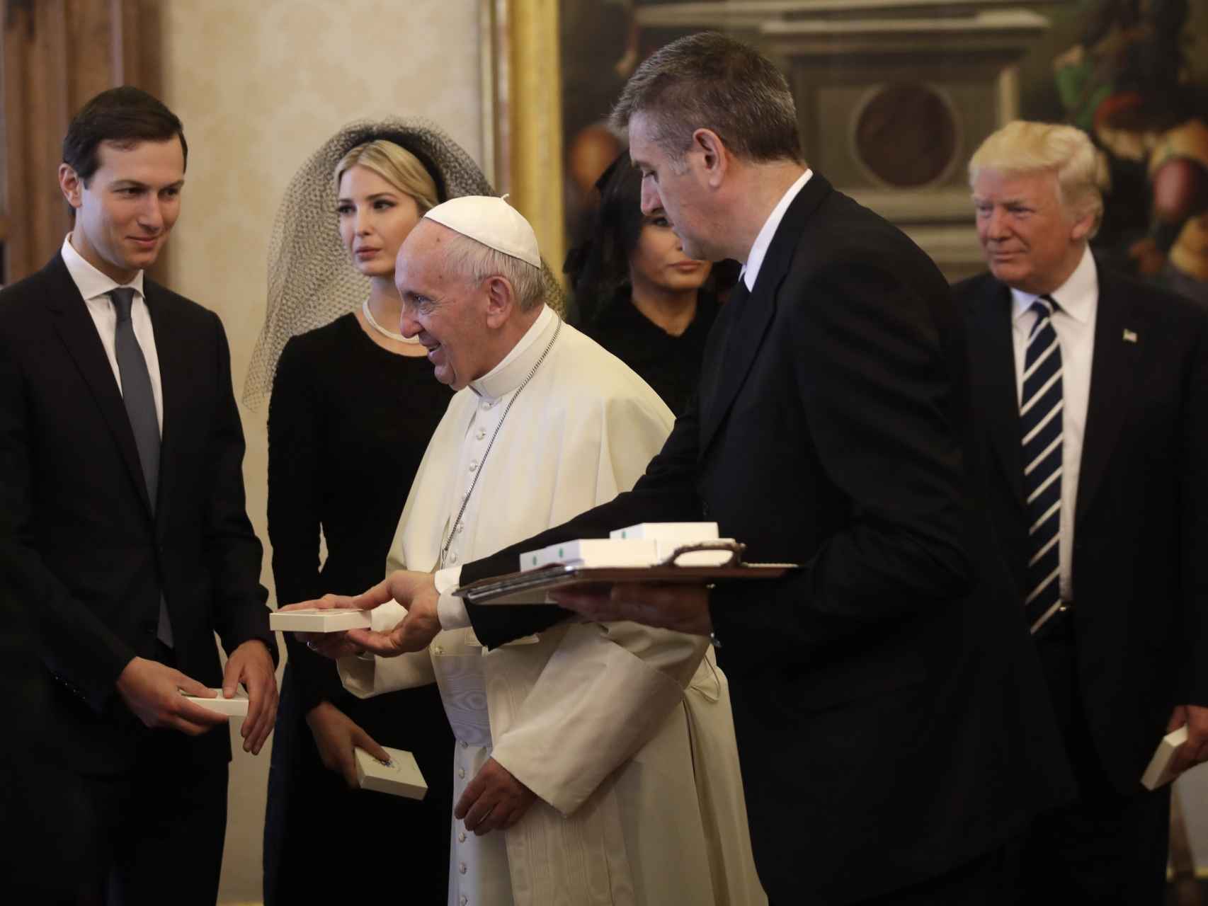 Jared e Ivanka junto al papa en la reciente visita al Vaticano del presidente de EEUU Donald Trump.