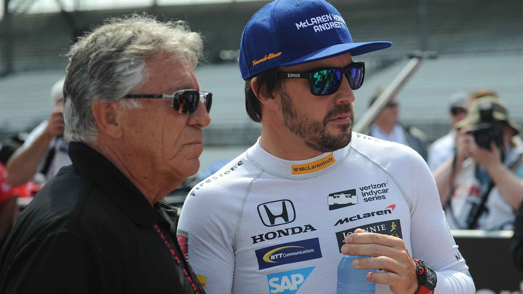Fernando Alonso junto a Mario Andretti en Indianápolis.