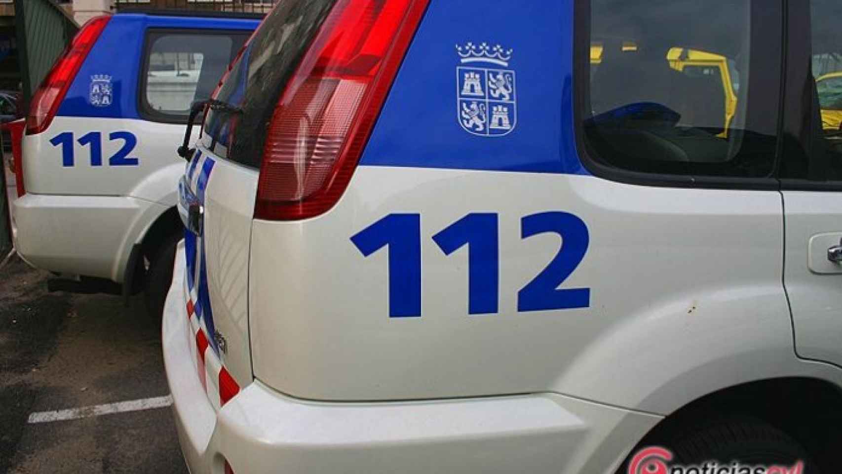 Imagen de archivo de dos vehículos de la Policía Local de León.