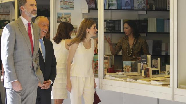 Felipe VI y Letizia, en la Feria del Libro.