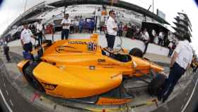 Imagen del monoplaza de Alonso en el pit lane de Indianápolis.
