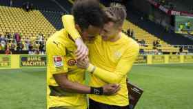 Aubameyang se abraza con Reus después de un partido. Foto: bvb.de
